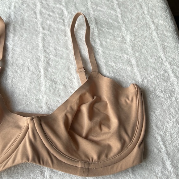 SKIMS Fits Everybody Unlined Stretch-Woven Bra - Picture 6 of 13